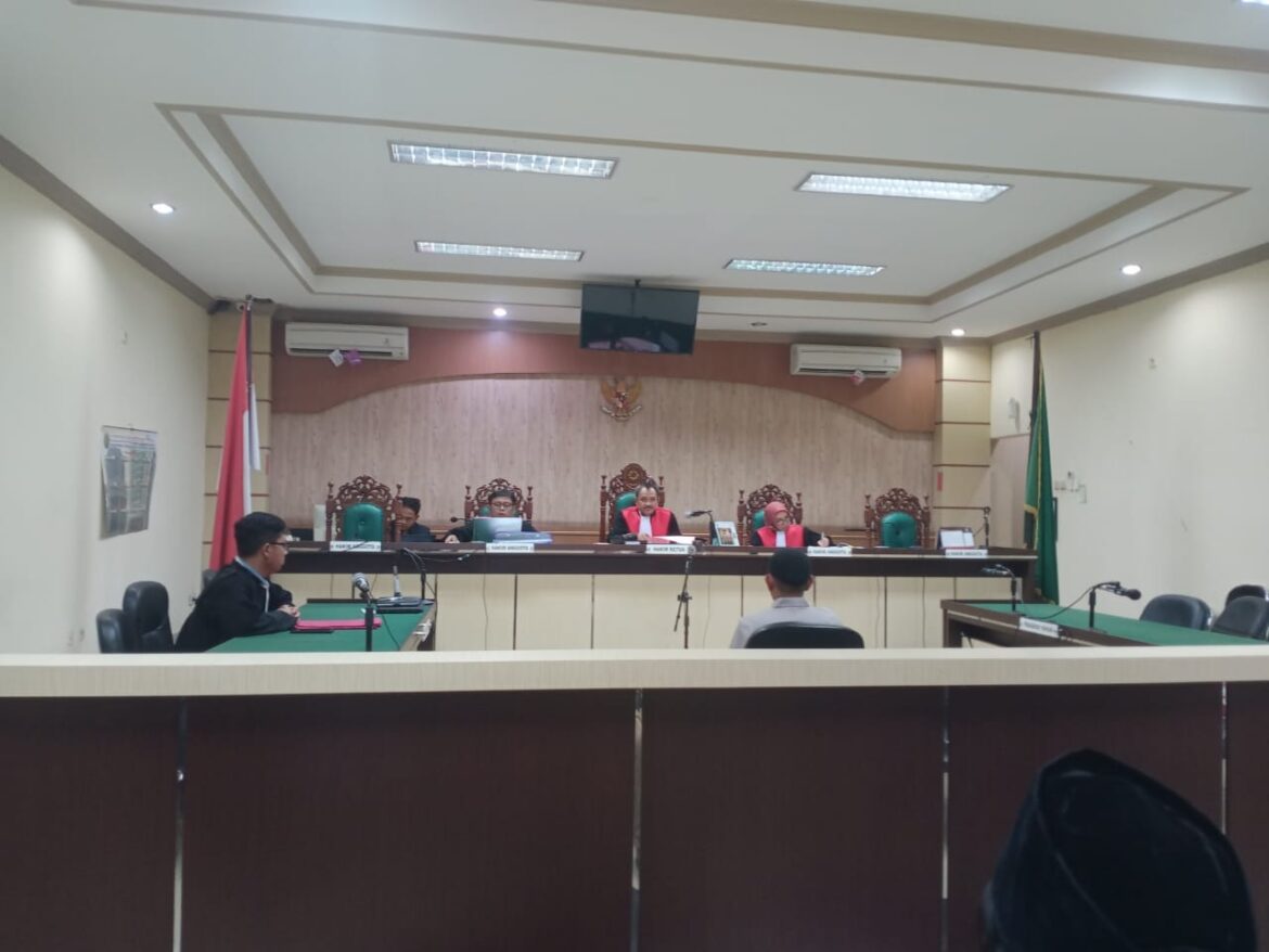 Salah satu terdakwa saat mendengarkan dakwaan jaksa atas kasus korupsi bansos rehabilitasi rumah penduduk di Kusan Hulu Kabupaten Tanbu.