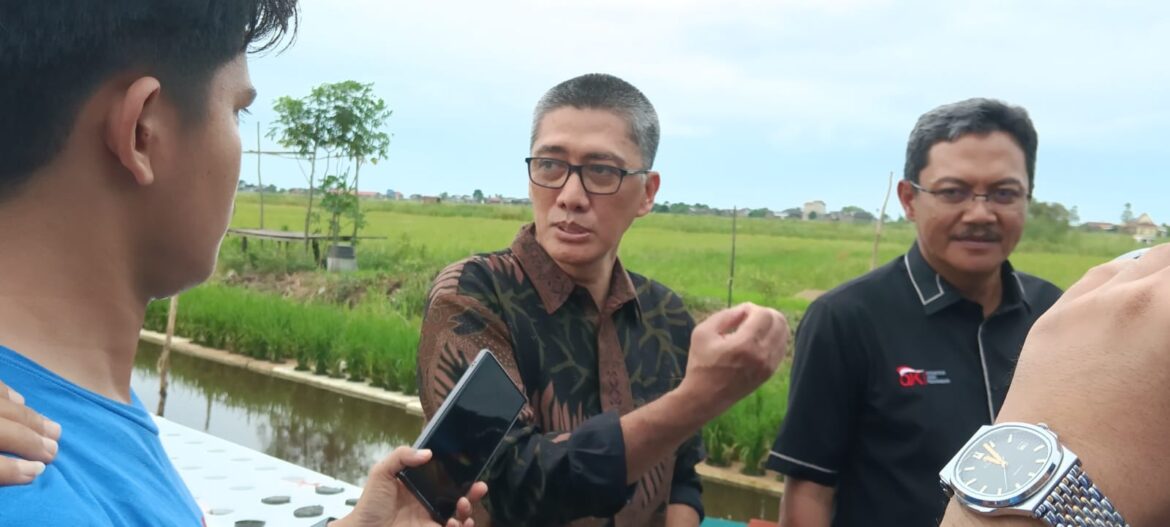 Dirut Bank Kalsel Fachrudin bersama Kepala OJK Kalsel Agus Maiyo Saat Berada di Desa Siang Gantung Kabupaten HSS (foto:baritopost)