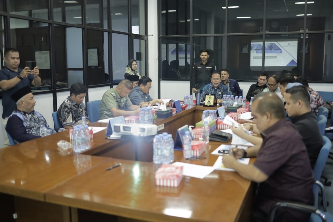 Rombongan Komisi II DPRD Provinsi Kalsel saat monitoring serapan dana KUR UMKM yang dikelola oleh Bank Kalsel Cabang Batulicin.(foto : humasdprdkalsel)