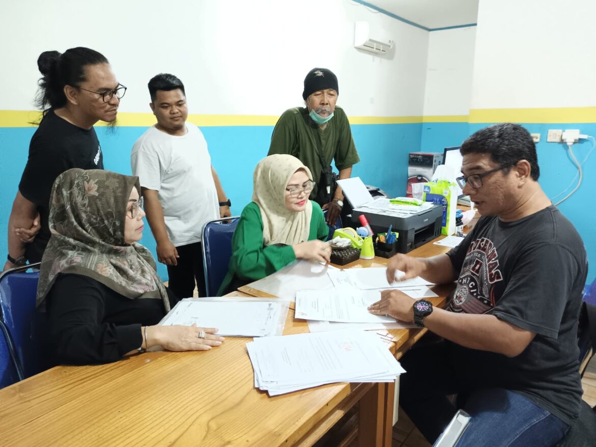 Penyerahan berkas Hj Ananda sebagai calon ketua KORMI Banjarmasin, Jumat (20/12/2024) di Sekretariat KORMI Banjarmasin. (foto: Tolah/brt)