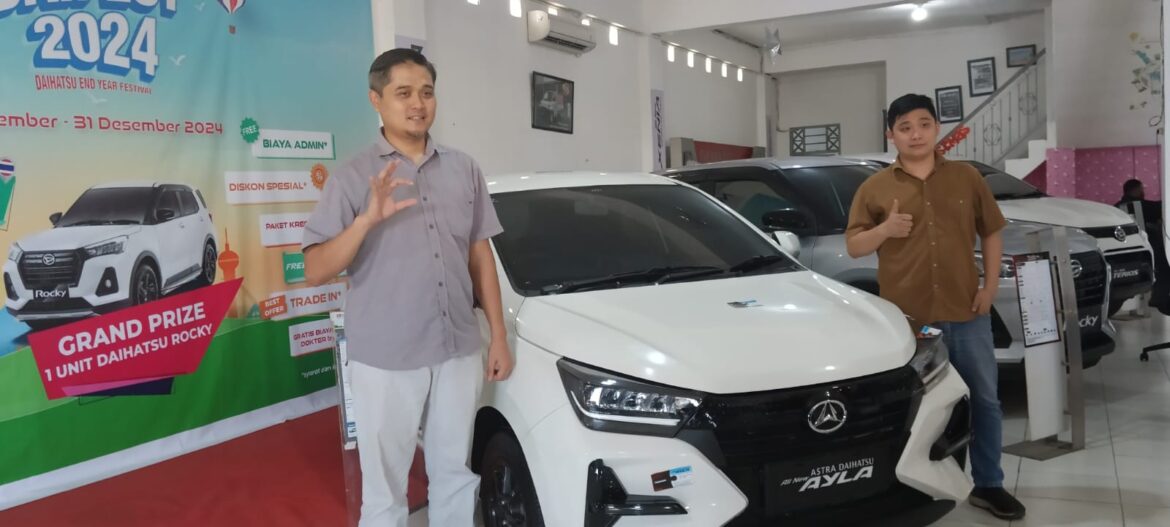 Kepala Cabang Astra Daihatsu Banjarbaru Sofhian Didampingi Iwan Siswanto Sales Supervisor Astra Daihatsu Banjarbaru