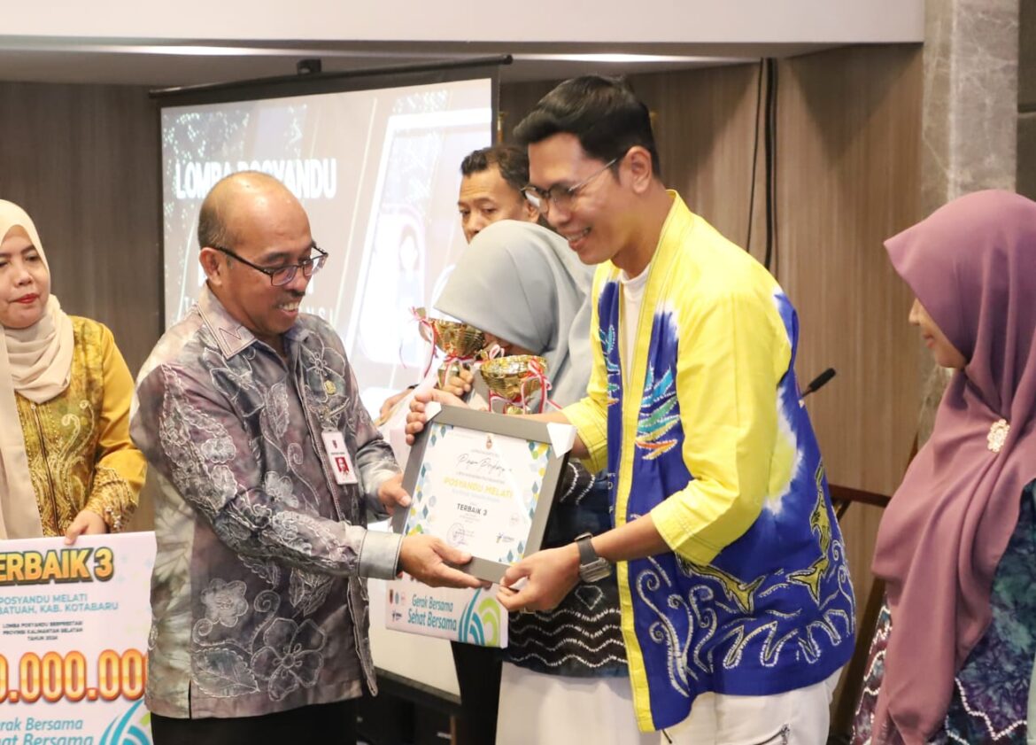 Staf Ahli Bidang Ekonomi dan Pembangunan Agus Dian Nur mewakili Plt Gubernur Kalsel H Muhidin menyerahkan penghargaan STBM Award 2024 pada acara puncak peringatan Hari Kesehatan Nasional ke 60 di Banjarmasin. (foto slm/brt)