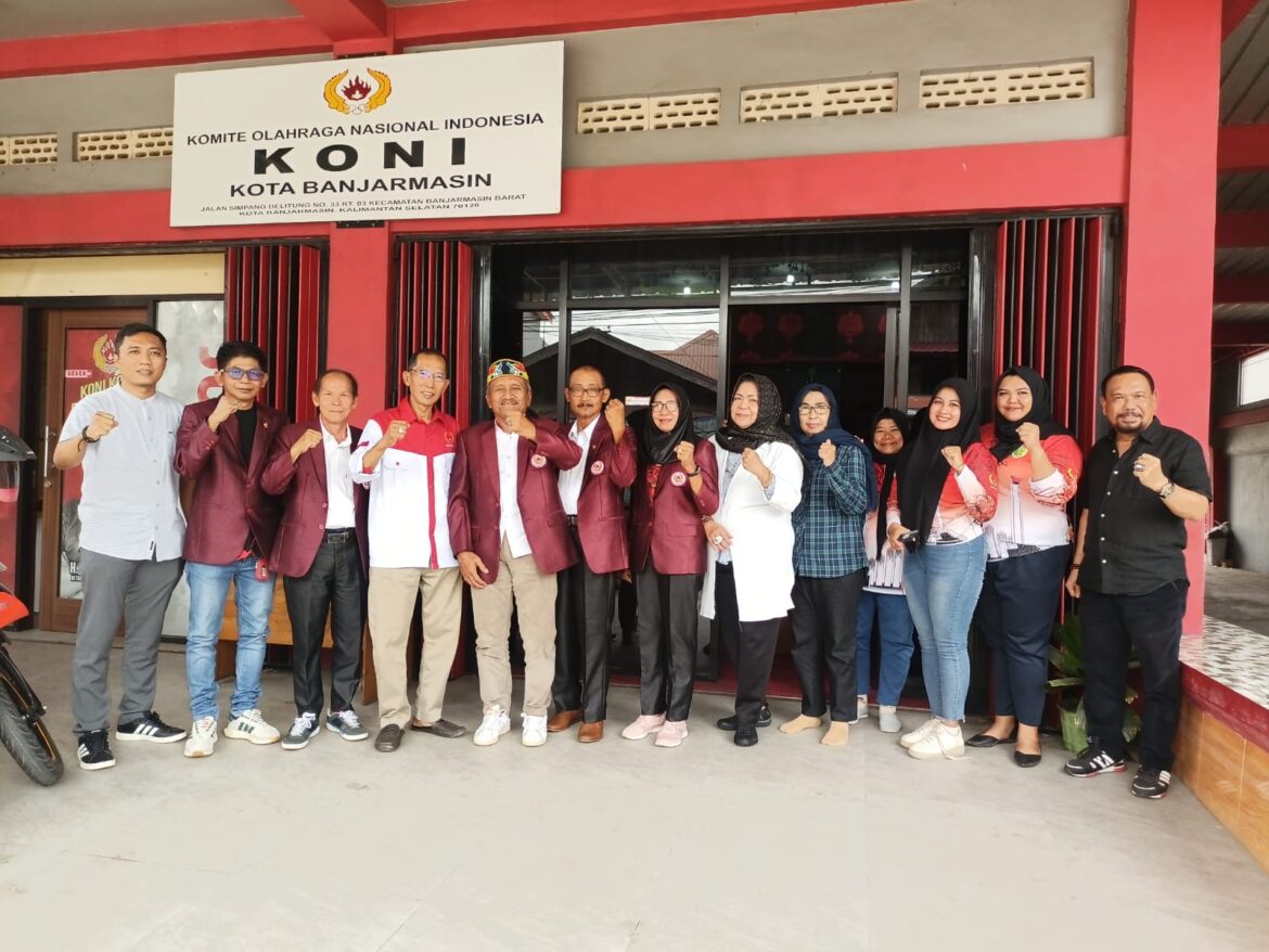 KONI Banjarmasin saat menyambut kunjungan KONI Palangkaraya, Kamis (12/12/2024) siang di Kantor KONI Banjarmasin, Jalan Simpang Belitung. (foto: Tolah/brt)