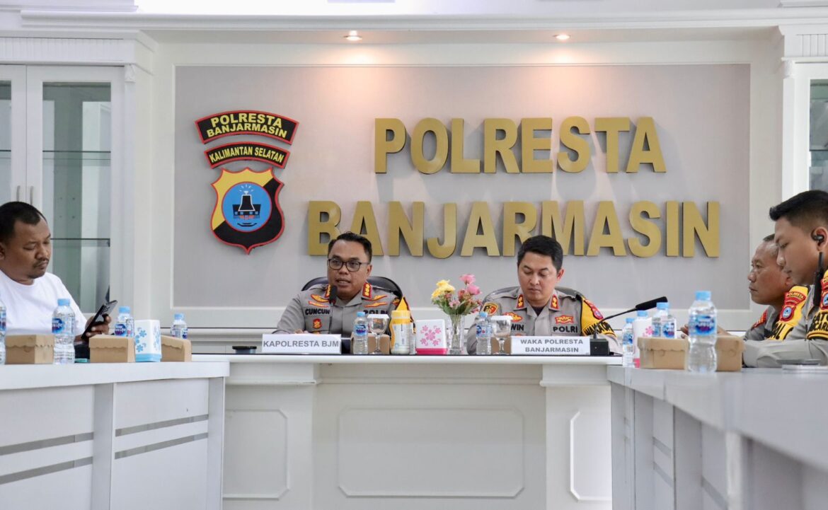 Kapolresta Banjarmasin Kombes Pol Cuncun Kurniadi didampingi Wakapolresta AKBP Arwin Amrih Wientama saat menyampaikan Kaleidoskop akhir tahun 2024, Senin (30/12/2024) sore. (foto:istimewa)
