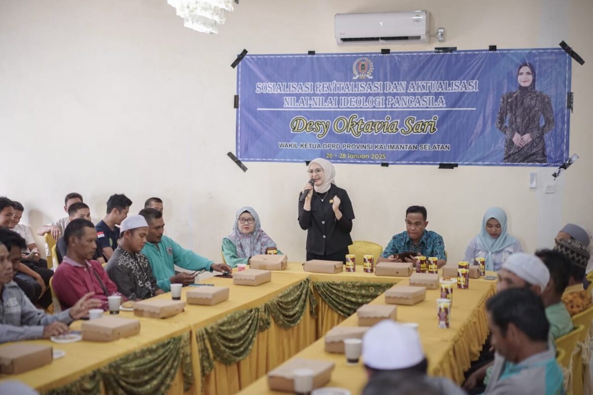 Wakil Ketua DPRD Provinsi Kalsel Desy Oktavia Sari (berdiri) memaparkan materi saat menggelar kegiatan Sosialisasi Revitalisasi dan Aktualisasi Nilai-Nilai Ideologi Pancasila di Kabupaten Tapin.(foto : humasdprdkalsel)