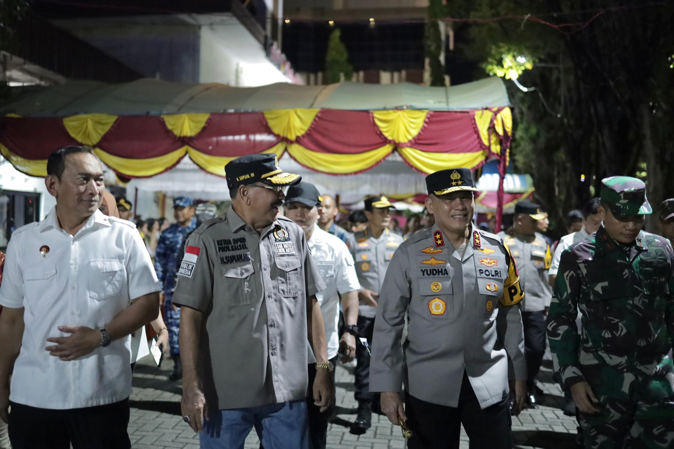 Ketua DPRD Provinsi Kalsel, Dr (HC) H Supian HK, SH, MH saat mendampingi Kapolda Kalsel Irjen Pol Rosyanto Yudha Hermawan memantau pengamanan malam natal dan tahun baru.(foto : humasdprdkalsel)