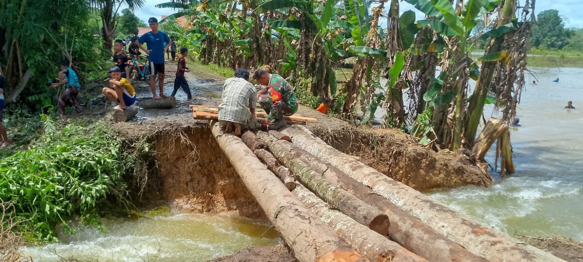 Warga Masiraan dan Babinsa lakukan pembangunan jembatan