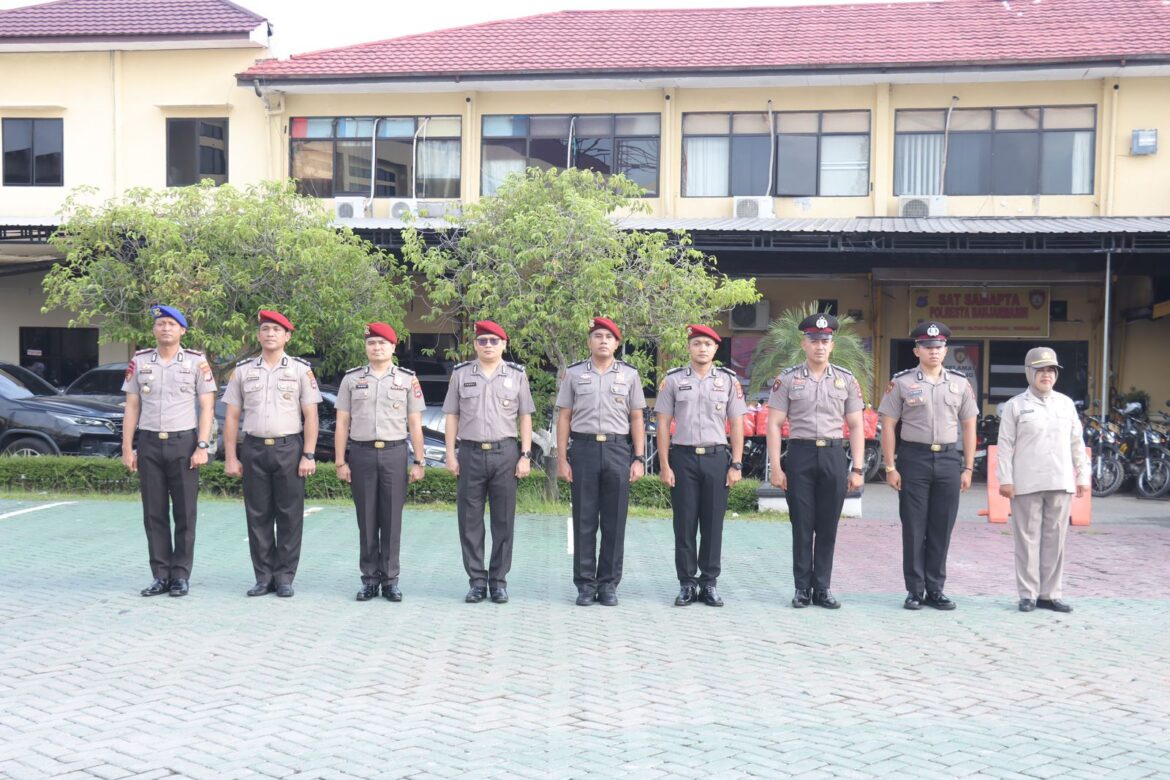 Puluhan Personil Polresta Banjarmasin dan jajarannsaat mengikuti upacara Upacara Korp Raport Kenaikan Pangkat, Kamis (2/1/2025) pagi. (foto:istimewa)