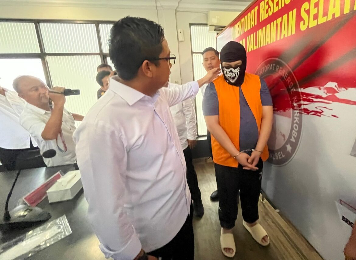 SALAH satu pentolan pengedar narkoba kaki tangan Fredy Pratama, Rivaldo Miliandri G Silondae alias Kif alias Tommy, dijemput petugas Direktorat Reserse Narkoba Polda Kalsel untuk menjalani sidang di Banjarmasin. Sebelumnya, Rivaldo telah divonis hukuman mati oleh majelis hakim Pengadilan Negeri Tanjung Karang, Lampung.(foto: iman satria-brt)
