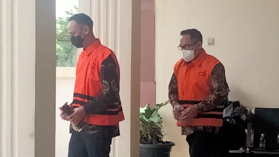 Kedua terdakwa Andi Susanto dan Sugeng Wahyudi ketika akan meninggalkan Pengadilan Tipikor Banjarmasin.