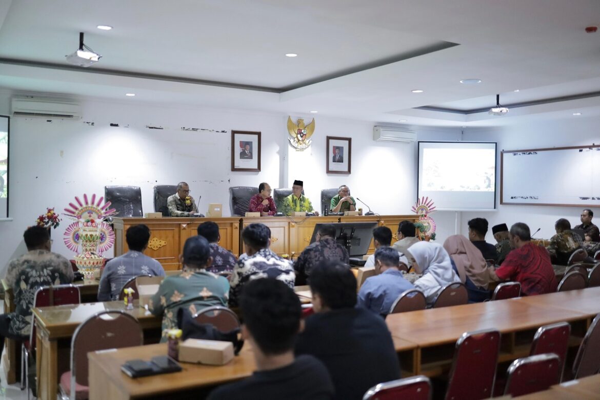 Rombongan Komisi II DPRD Provinsi Kalsel berkunjung ke DPKP Provinsi Bali pelajari bubidaya Salak.(foto : humasdprdkalsel)