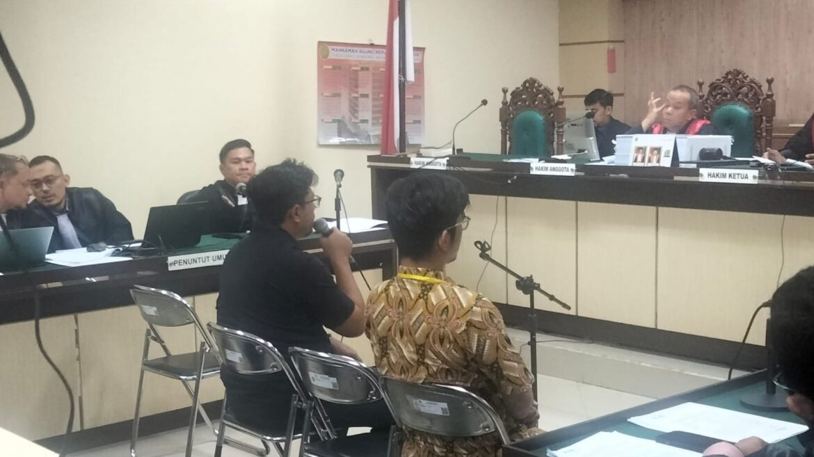Saksi M Aris Anofa salah staf bidang cipta karya PUPR Kalsel dan Renaldo Dwi Sasmita, yang juga staf honorer Bidang Cipta Karya PUPR Kalsel saat jadk saksi.