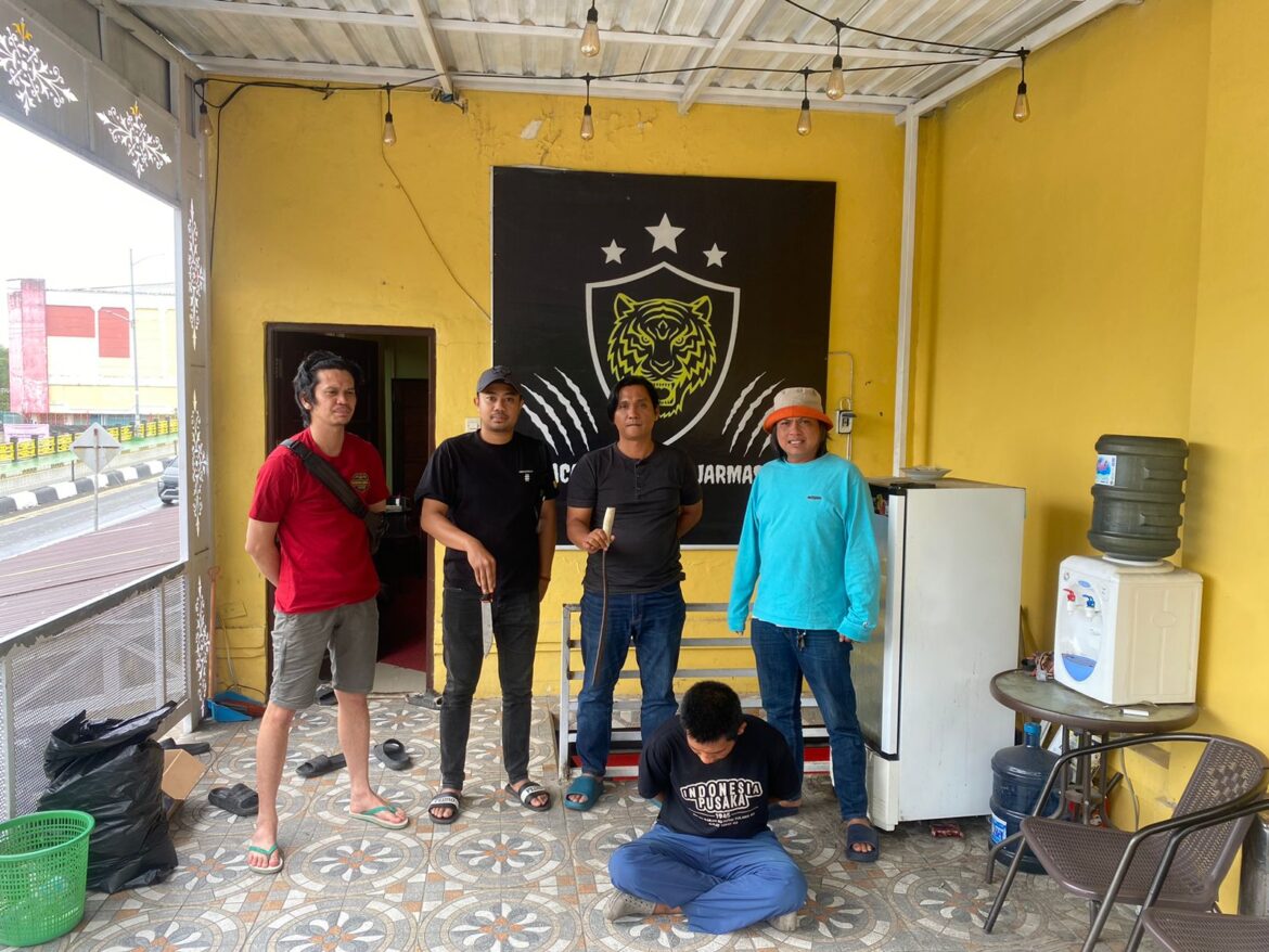 Pelaku Aniaya di Pasar Lama berinisial MD saat berhasil ditangkap pihak Reskrim Polsek Banjarmasin Tengah, Rabu (1/1/2025) pagi. (foto:istimewa)