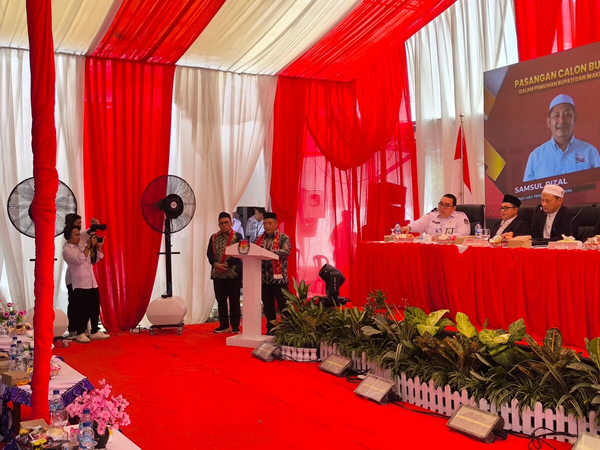 Pasangan Bupati-Wakil Bupati HST Terpilih periode 2025-2030, Samsul Rizal-Gusti Rosyadi Elmi menyampaikan sambutan seusai ditetapkan oleh KPU Kabupaten HST.(foto : yufanata/brt)