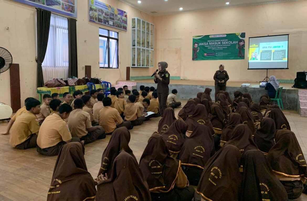 Nara sumber JMS saat memberikan materi kepada peserta yang merupakan siswa SMPN 1 Banjarmasin Mulawarman.