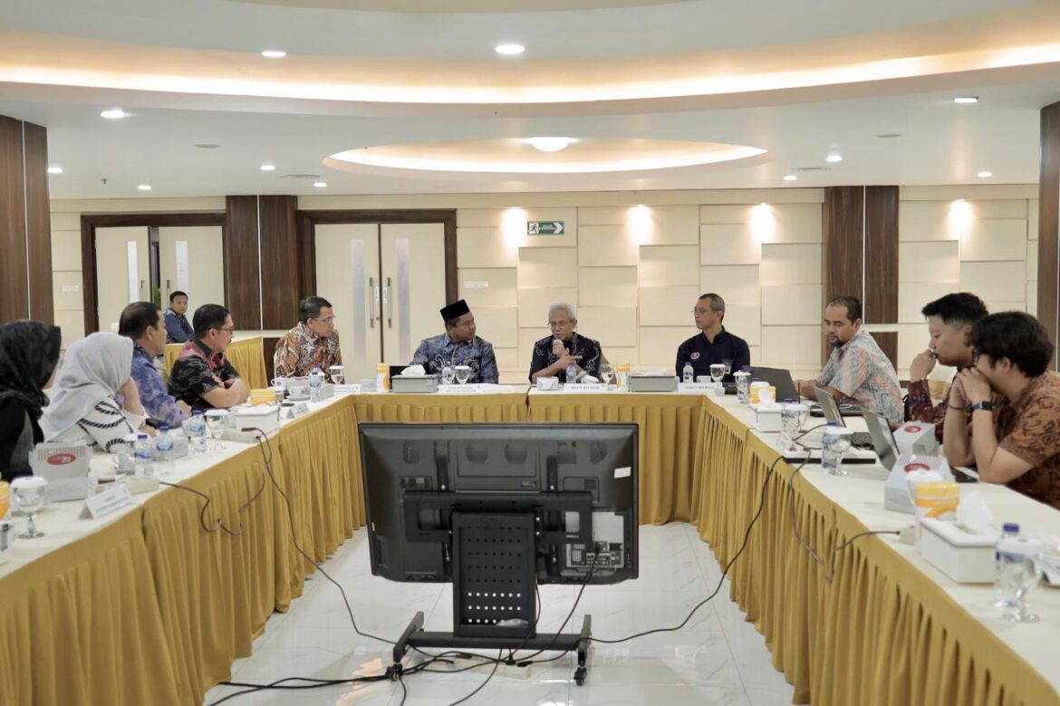 Rombongan Komisi III DPRD Provinsi Kalsel saat kunjungi BPH Migas di Jakarta untuk mengajukan tambahan kouta BBM Subsidi mendukung kelancaran operasional Bus Trans Banjarbakula.(foto : humasdprdkalsel)