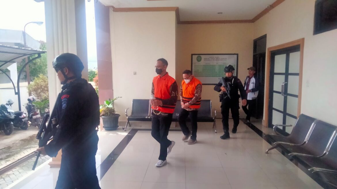Kedua terdakwa suap pada di Dinas PUPR Propinsi Kalsel, Andi Susanto dan Sugeng Wahyudi saat akan meninggalkan gedung pengadilan tipikor.