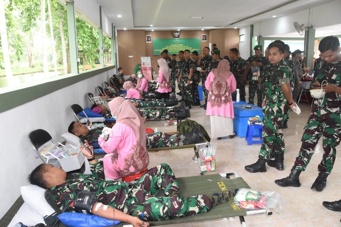 Para anggota TNI melakukan transfusi donor darah (Foto : Humas Kodim).