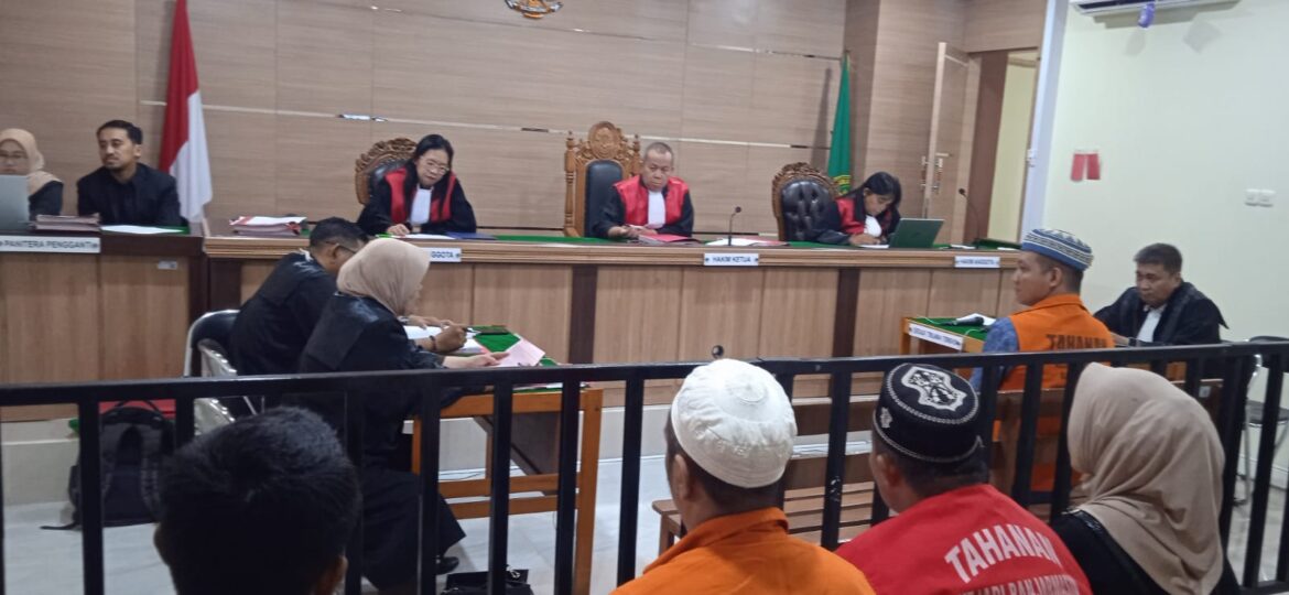 Rian Noor Effendi saat mendengarkan dakwaan JPU Ariyanti SH jaksa dari Kejati Kalsel.