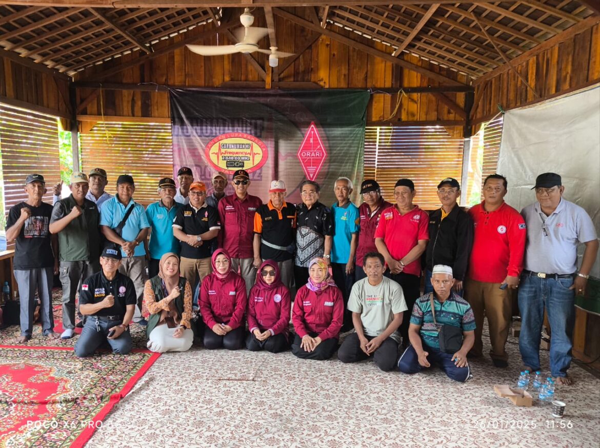 FOTO BERSAMA-Komunitas Garunuman HF 7.040 MHz saat foto bersama usai pertemuan sejumlah amatir radio Kalselteng dan Kaltim silaturahmi ke-9 di Aranaway, Kiram, Kabupaten Banjar, Ahad (26/1/2025) pagi.(foto : ist)