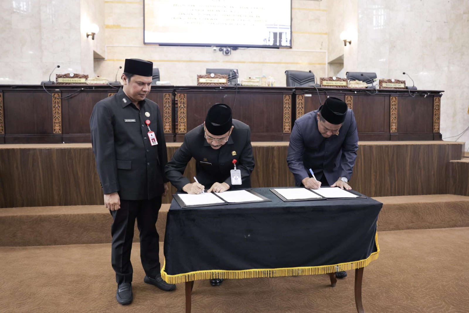 Ketua DPRD Provinsi Kalsel Dr (HC) H Supian HK, SH, MH didampingi wakilnya H Kartoyo disaksikan Plh Gubernur Kalsel Roy Rizali Anwar tandatangani berita acara pengusulan Gubernur dan Wakil Gubernur Terpilih 2024-2029 Muhidin-Hasnur ke Presiden Prabowo melalui Mendagri Tito Karnavian.(foto : humasdprdkalsel)