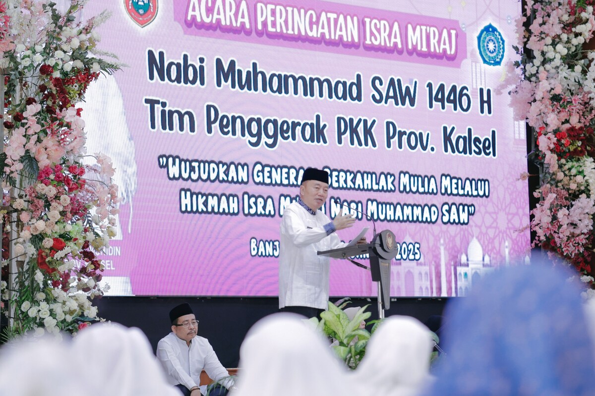 Gubernur Kalsel H Muhidin menyampaikan apresiasinya terhadap penyelenggaraan peringatan Isra Miraj 1446 Hijriah di Mahligai Pancasila Banjarmasin.(foto : humasdprdkalsel)