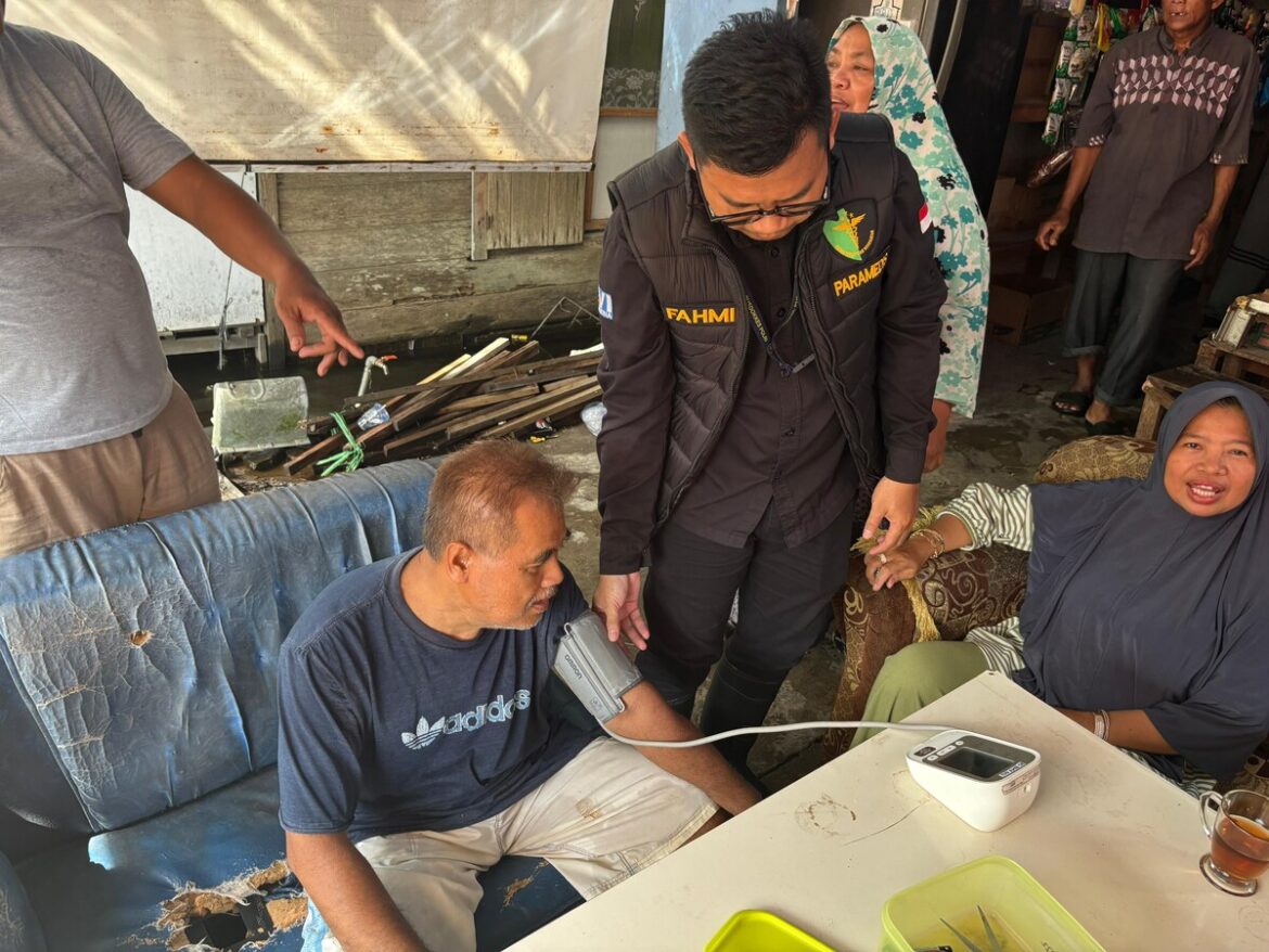 Salah satu warga saat melakukan cek kesehatan karena terdampak banjir Robs dan air pasang yang melanda sebagian warga Banjarmasin dan sekitarnya, Sabtu (18/1/2025) pagi. (foto:istimewa)