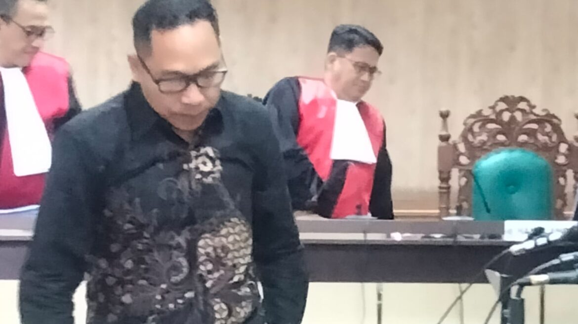 Salah satu terdakwa Sugeng Wahyudi saat akan meninggalkan ruang sidang tipikor.