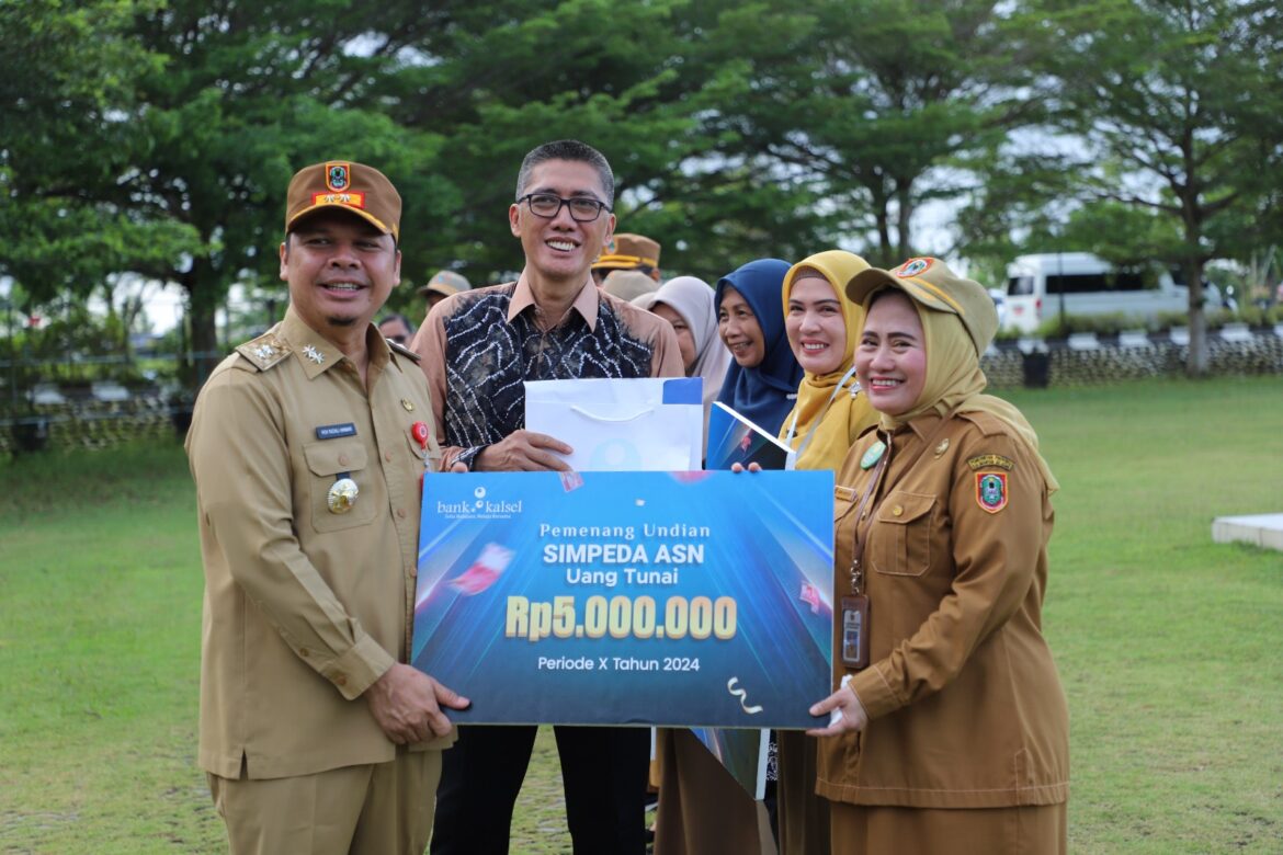Direktur Bank Kalsel Fachrudin Mendampingi Sekretaris Daerah (Sekda) Provinsi Kalsel Roy Rizali Anwar dalam penyerahan hadiah kepada 21 ASN di lingkup Pemprov Kalsel (foto:humas bank kalsel)
