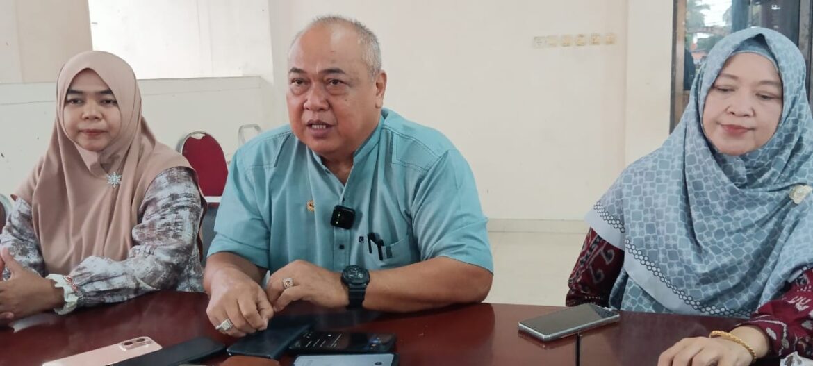 Dekan Fakultas Perikanan dan Kelautan Universitas Lambung Mangkurat (ULM) Dr H Untung Bijaksana didampingi Dr Hj Indira Fitriliyani (Wakil Dekan Bidang Kemahasiswaaan), Ira Puspita Dewi MSi (Wakil Dekan Bidang Umum dan Keuangan)
