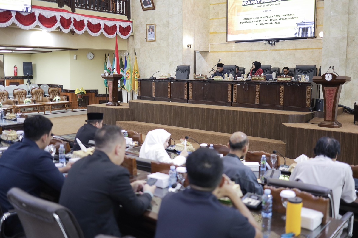 Suasana rapat paripurna internal penetapan lima nama calon Timsel KPID Kalsel periode 2025-2028 dalam rapat paripurna internal.(foto : humasdprdkalsel)
