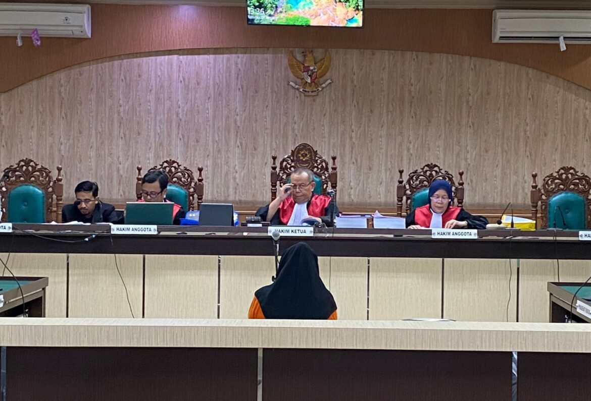 Salah satu terdakwa Erpini saat mendengarkan putusan majelis hakim.