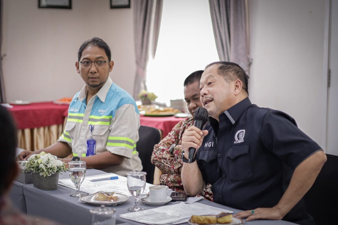 Wakil Ketua Komisi IV DPRD Provinsi Kalsel H Gusti Iskandar Sukma Alamsyah (baju hitam) saat berdialog di PT Adaro Indonesia di Kabupaten Balangan.(foto : humasdprdkalsel)
