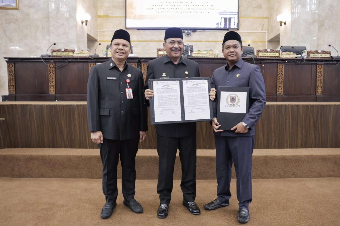 Ketua DPRD Provinsi Kalsel Dr (HC) H Supian HK, SH, MH didampingi wakilnya H Kartoyo dan Plh Gubernur Kalsel Roy Rizali Anwar perlihatkan berita acara pengusulan Gubernur dan Wakil Gubernur Terpilih 2024-2029 Muhidin-Hasnur ke Presiden Prabowo melalui Mendagri Tito Karnavian.(foto : humasdprdkalsel)