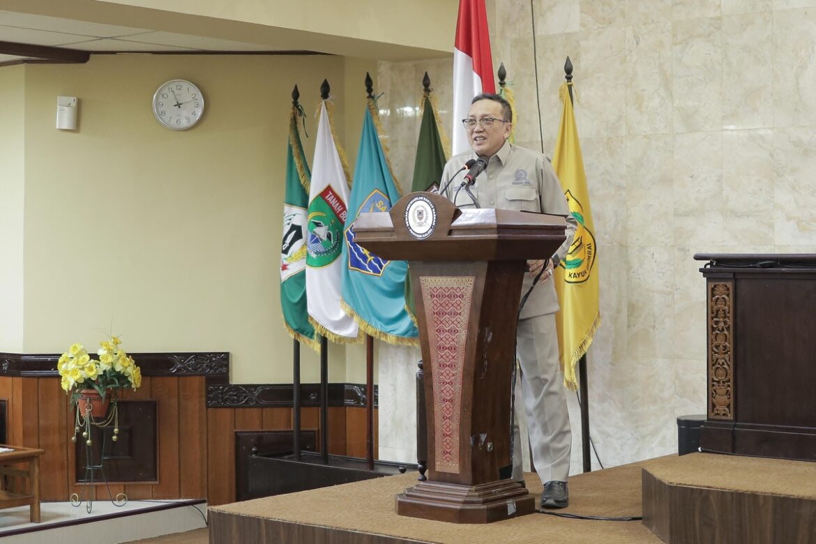 Wakil Ketua Komisi I DPRD Provinsi Kalsel Habib Hamid Bahasyim menyampaikan laporan usulan penetapan lima nama calon Timsel KPID Kalsel periode 2025-2028 dalam rapat paripurna internal.(foto : humasdprdkalsel)