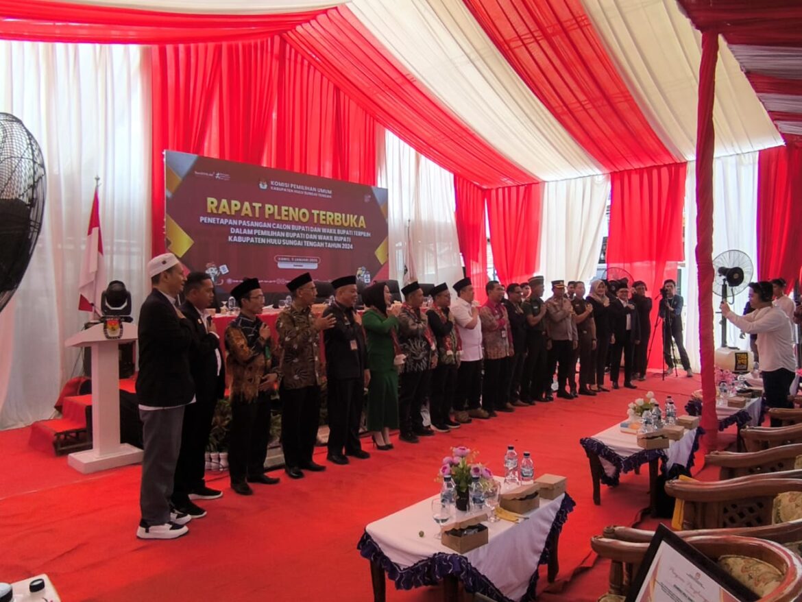 Suasana rapat pleno terbuka KPU Kabupaten HST dengan agenda penetapan Bupati dan Wakil Bupati HST Terpilih.(foto : yufanata/brt)