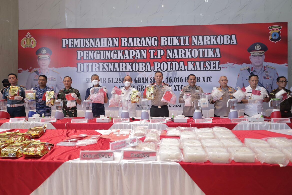 Ketua DPRD Provinsi Kalsel, Dr (HC) H Supian HK, SH, MH saat menghadiri pemusnahan barang bukti hasil pengungkapan kasus narkoba oleh Polda Kalsel.(foto : humasdprdkalsel)