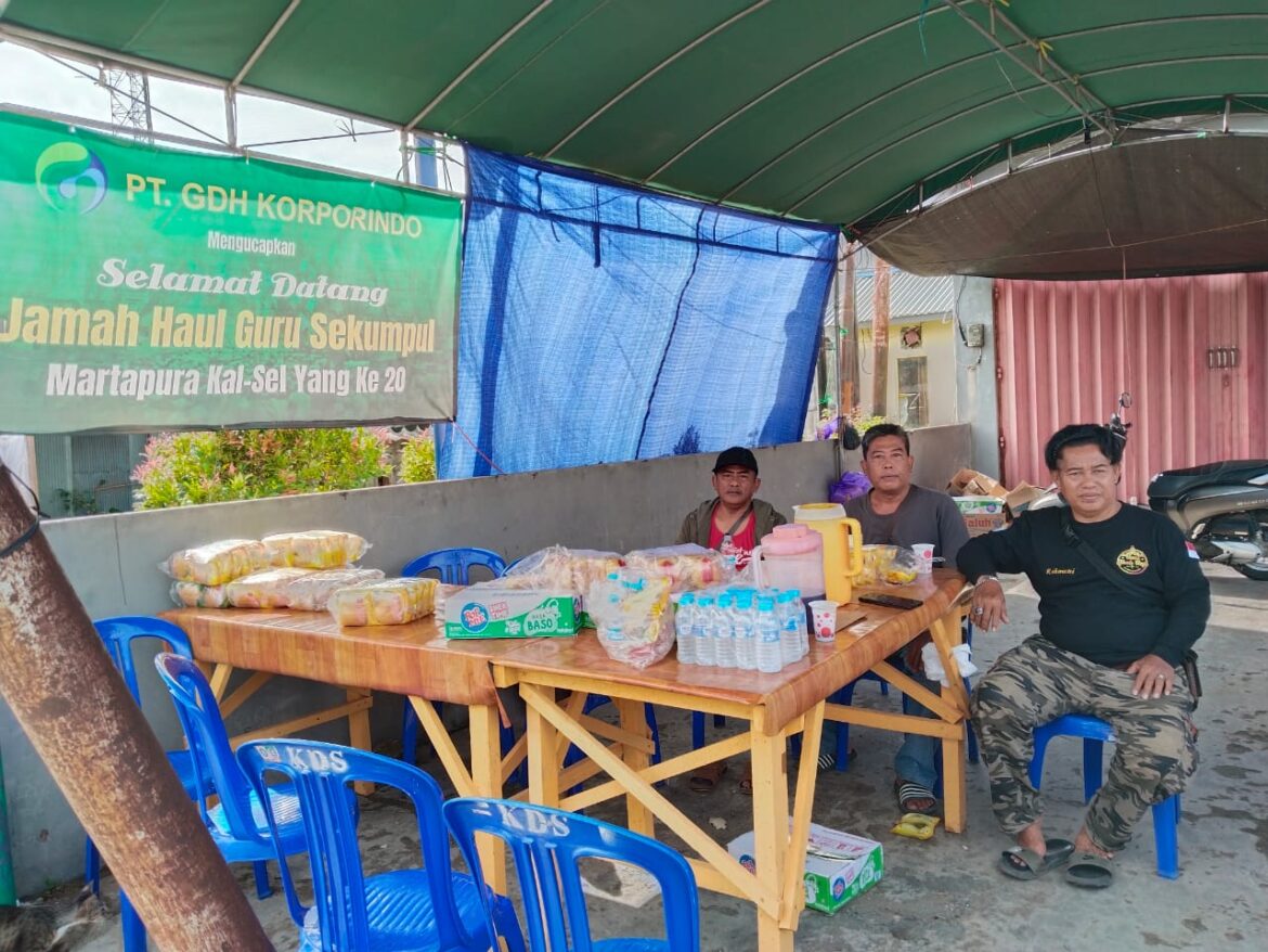 POSKO RELAWAN - Meski sudah selesai Haul ke-20 Guru Sekumpul, relawan di Jalan Martapura Lama Kelurahan Sungai Lulut Km 8,5 Kecamatan Sungai Tabuk Kabupaten Banjar bertahan hingga menu sajian habis, Senin (6/1/2025) pagi. (foto : ist)