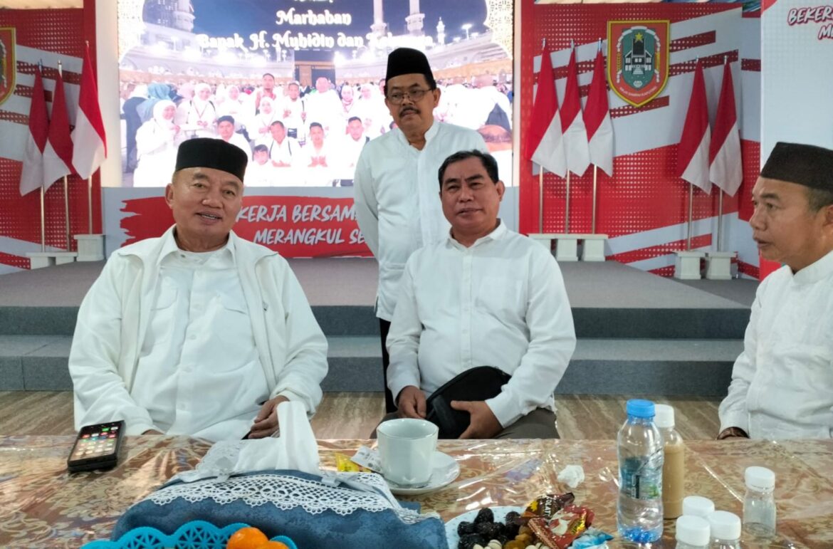 SAMBUT GUBERNUR: Ketua PWI Kalsel, Zainal Helmie, menyambut kedatangan Gubernur Kalsel H Muhidin di kediaman, Kamis (23/1) petang, sekaligus menyampaikan rencana kehadiran Presiden Prabowo pada puncak perayaan HPN tanggal 9 Februari.