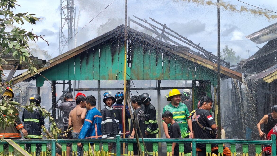 Rumah warga Alalak Tengah saat dipadamkan oleh relawan Damkar se Kota Banjarmasin, Senin (13/1/2025) siang. (istimewa)