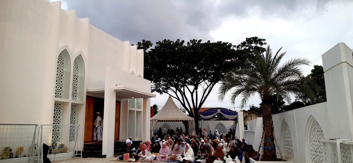 MASJID H HARMADJI-Jemaah Haul Sekumpul ke-20 nampak memadati hingga ke halaman masjid yang berlokasi di Jl Kasturi III Mistar Cokrokusumo Banjarbaru.(gif/brt)