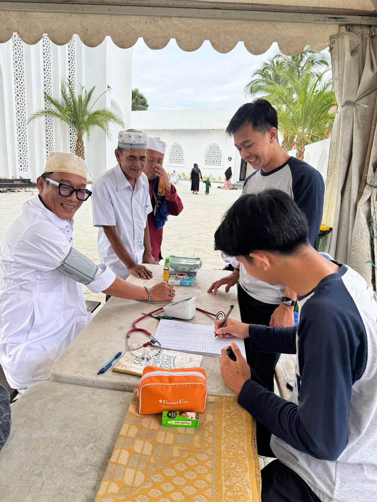 CEK KESEHATAN GRATIS-Dengan mengerahkan nakes-nakes muda, setiap jemaah haul yang mampir di posko ini diberikan layanan cek kesehatan gratis (gif/brt)