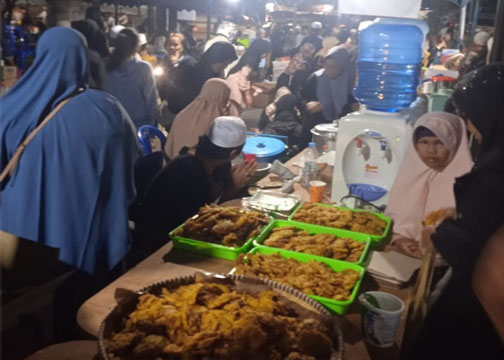 MEMBLUDAK-Di Posko Relawan Haul Komplek Wengga Trikora Raya, ribuan jemaah silih berganti mampir menikmati hidangan makanan dan minuman gratis. (Ist)