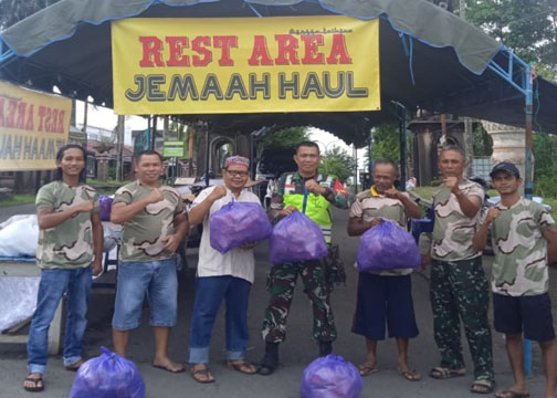 IKHLAS DARI HATI-Untuk Abah Guru Sekumpul, membuat semangat para relawan di Wengga yang bekerja non stop selama 24 jam. (Ist)