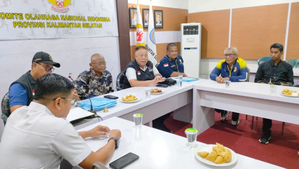 Teks: Pengurus Akuatik Kalsel saat rapat koordinasi persiapan Kejurprov 2025 di Sekretariat KONI Kalsel. (foto: Tolah/brt)