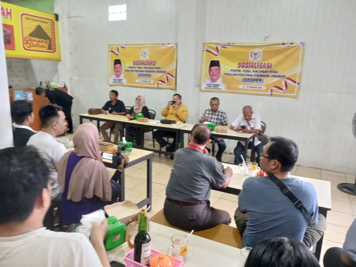 Wakil Ketua Komisi IV DPRD Provinsi Kalsel H Gusti Iskandar Sukma Alamsyah melaksanakan kegiatan Sosialisasi Perda Provinsi Kalsel Nomor 8 Tahun 2023 tentang Pencegahan, Pemberantasan, Penyalahgunaan dan Peredaran Gelap Narkotika (P4GN) di Handil Bakti Alalak Kabupaten Batola.(foto : sophan/brt)