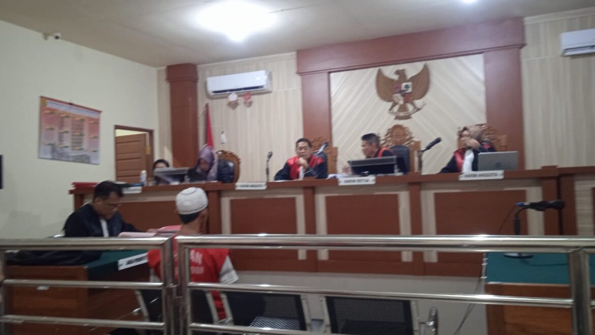 Muhammad Ansyari saat mendengarkan tuntutan JPU Syaiful Anwar pada sidang di PN Banjarmasin.