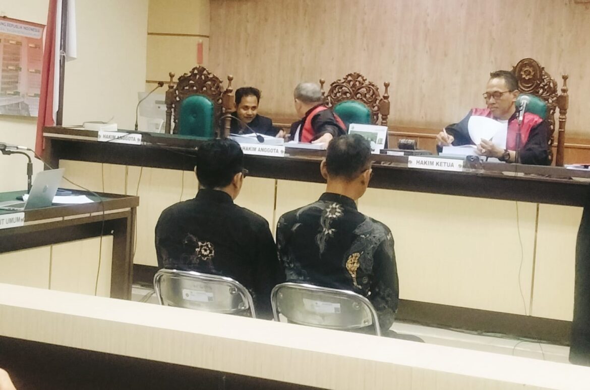 DUA terdakwa pemberi suap dalam kasus dugaan korupsi di Dinas PUPR Kalsel, Sugeng Wahyudi dan Andi Susanto, saat sidang pembacaan tuntutan di Pengadilan Negeri Tipikor Banjarmasin, Kamis (13/2/2025).(foto: fila-brt)