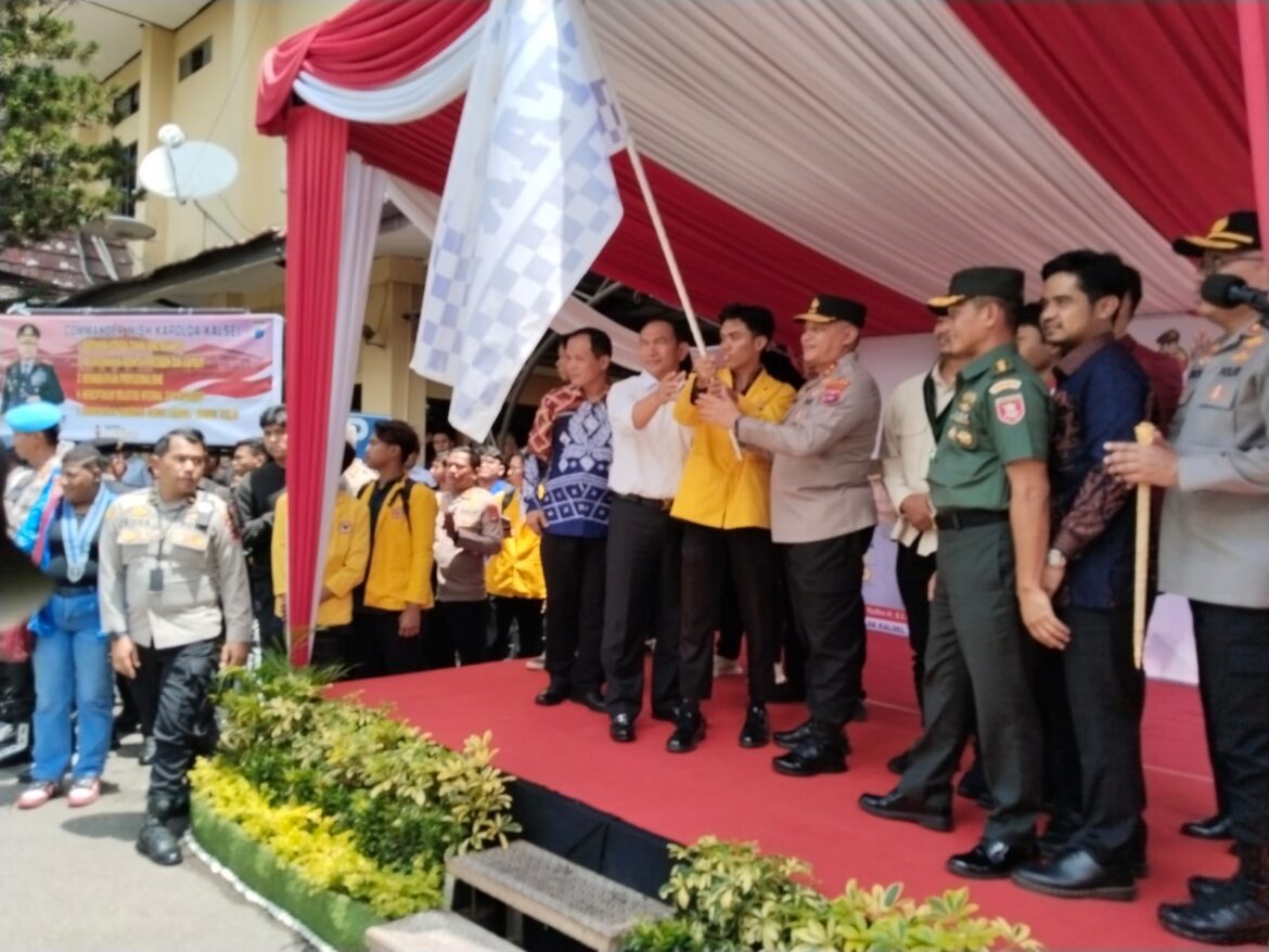 Kapolda Kalsel Irjen Pol Rosyanto Yudha Hermawan bersama mahasiswa saat melepas armada truk dan pikap yang membawa sembako untuk mahasiswa, Kamis (27/2/2025) pagi. (Foto: Istimewa)