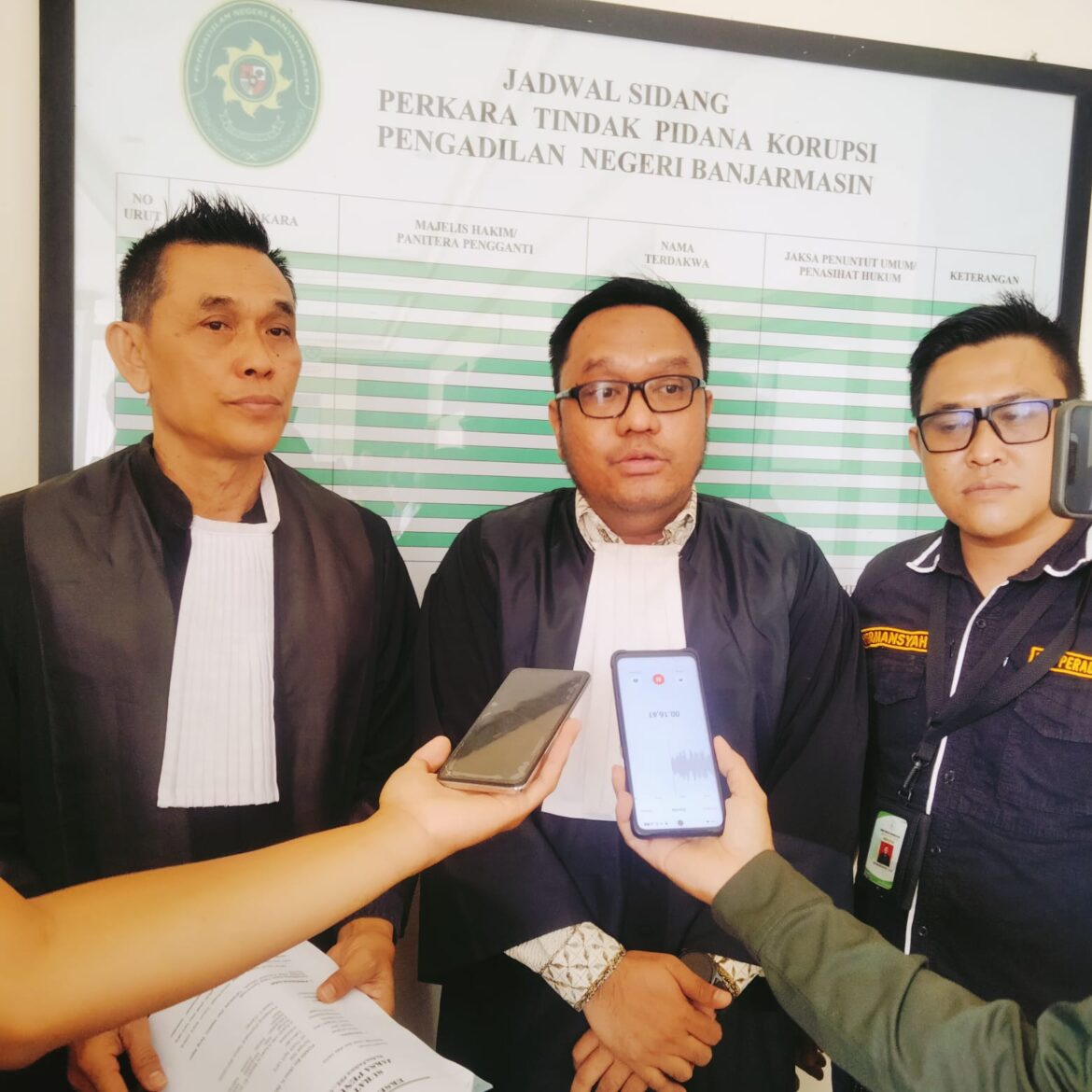 Penasehat hukum Puaidi saat memberikan keterangan kepada sejumlah wartawan.